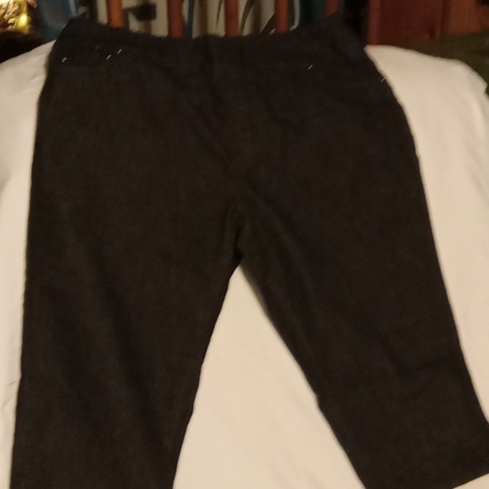 Ladies black Capri pants size 18p 2 pockets by Blair